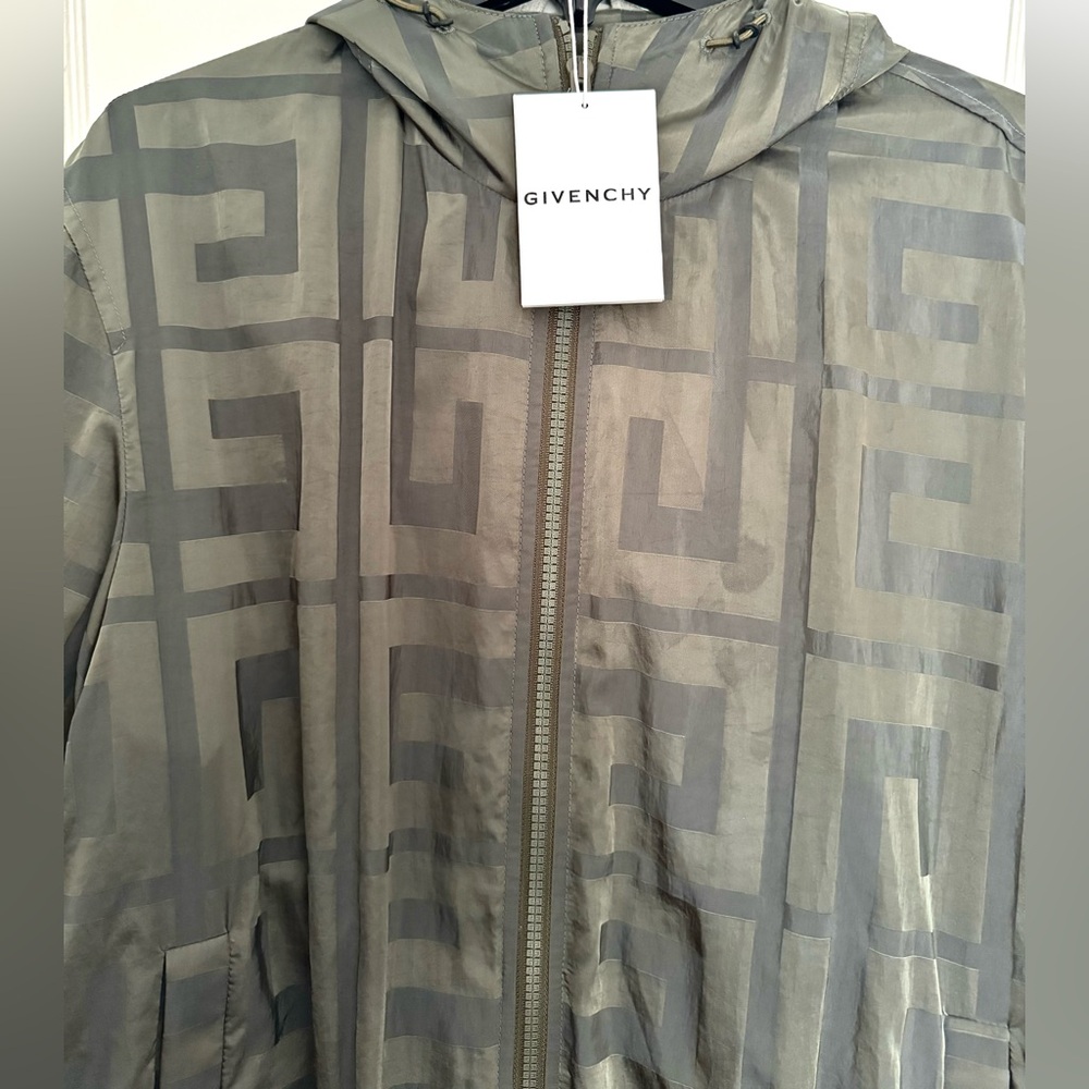 GIVENCHY KHAKI Windbreaker w/Hoodie,front zip, sz.46,Designers,Made in Italy,NWT